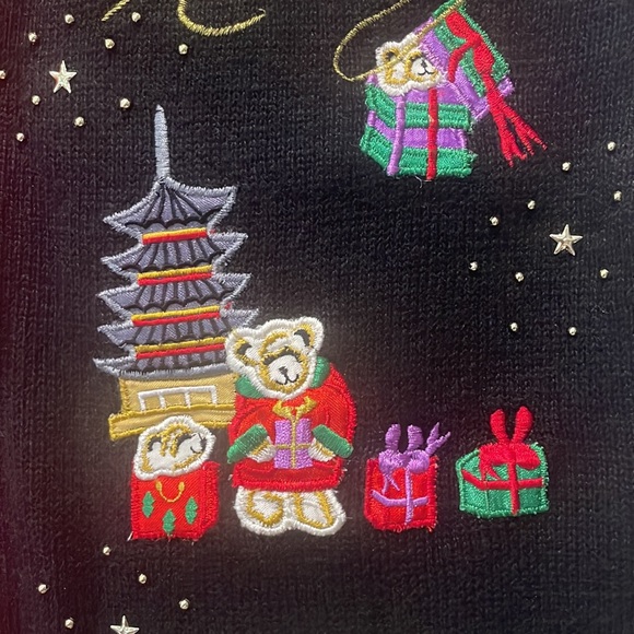 Christmas knit vest with zipper featuring landmarks from around the World - Picture 6 of 11